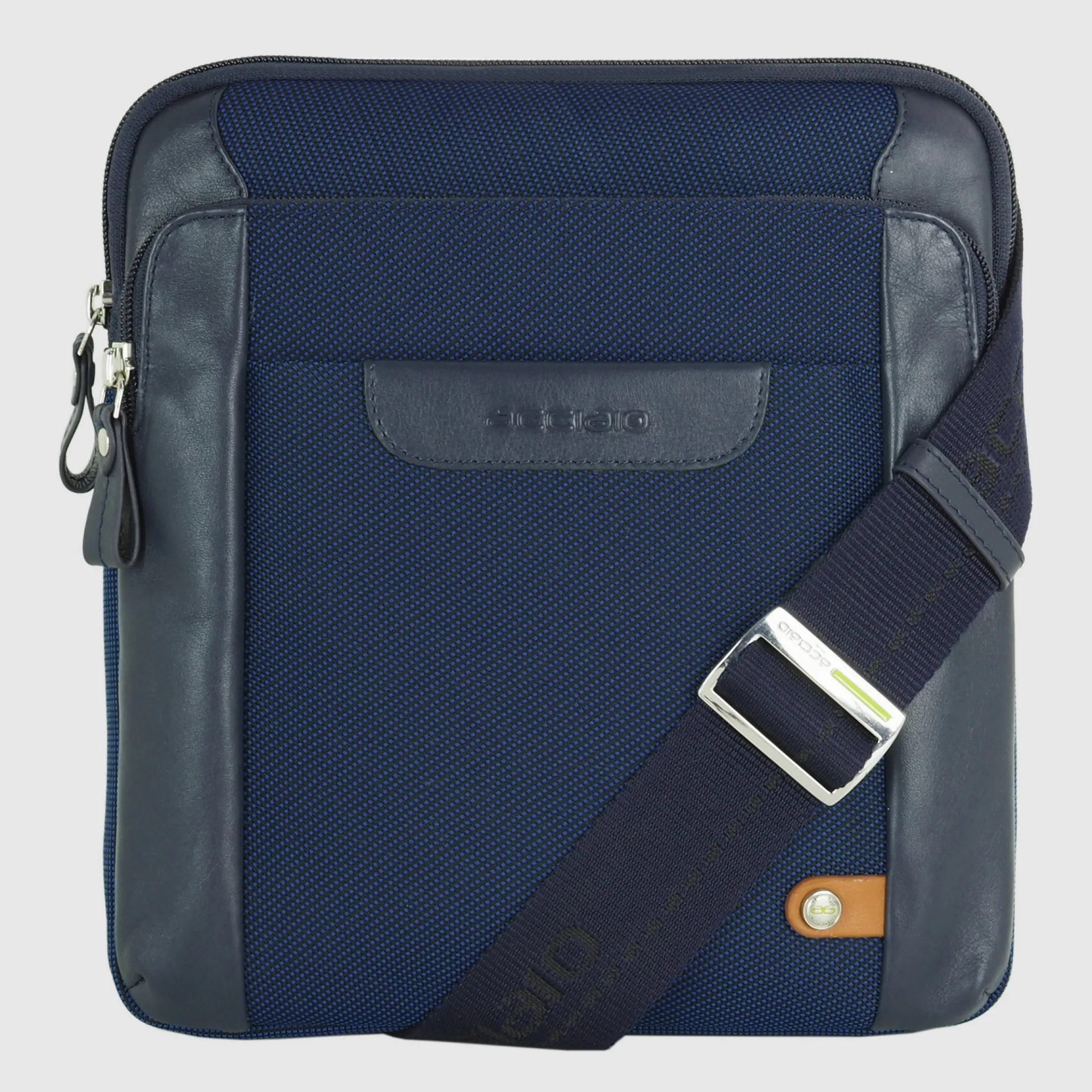 borsello_uomo_a_tracolla__0-33.webp Borsello uomo a tracolla Smash in tessuto e pelle Blu Navy