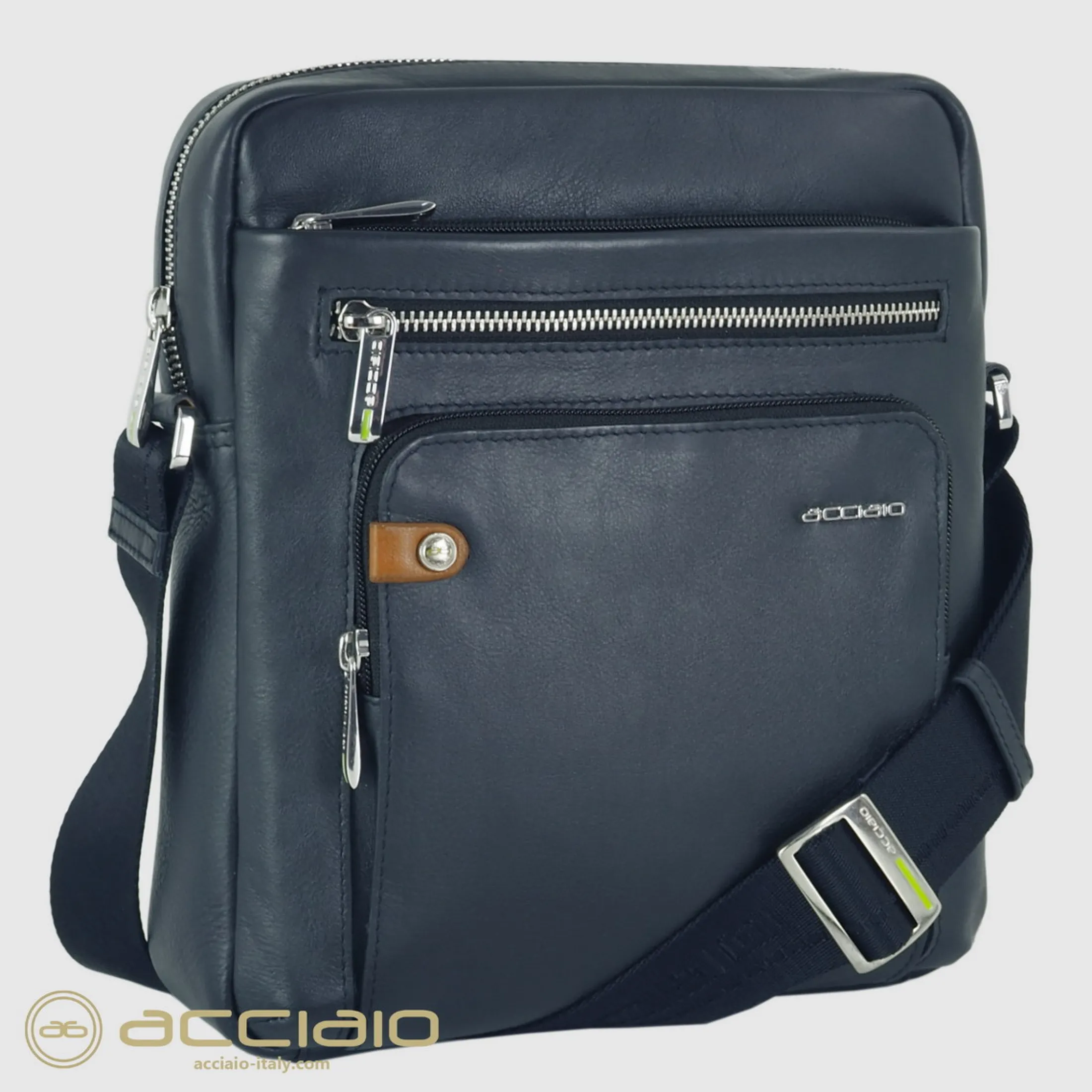 borsello_uomo_a_tracolla__1-11.webp Borsello uomo a tracolla con fianco largo Evo in pelle Blu