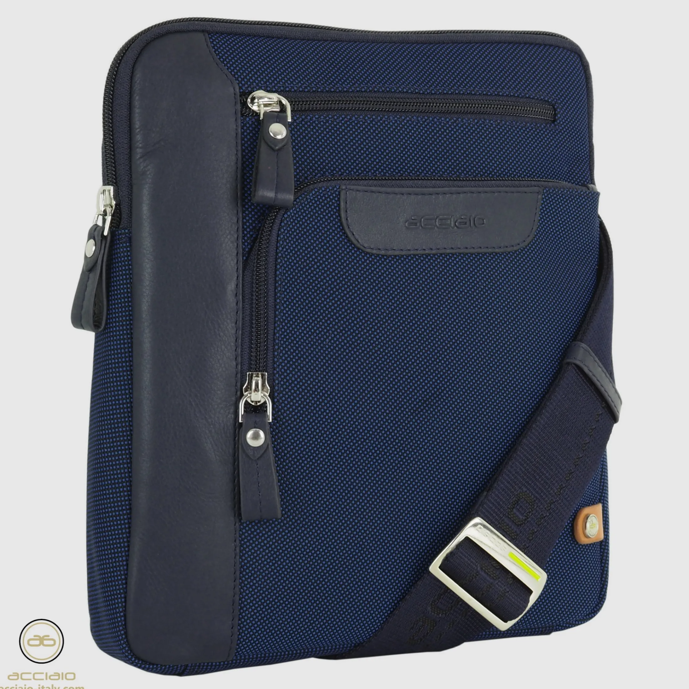borsello_uomo_a_tracolla__1-8.webp Borsello uomo a tracolla Echo tessuto e pelle Blu Navy