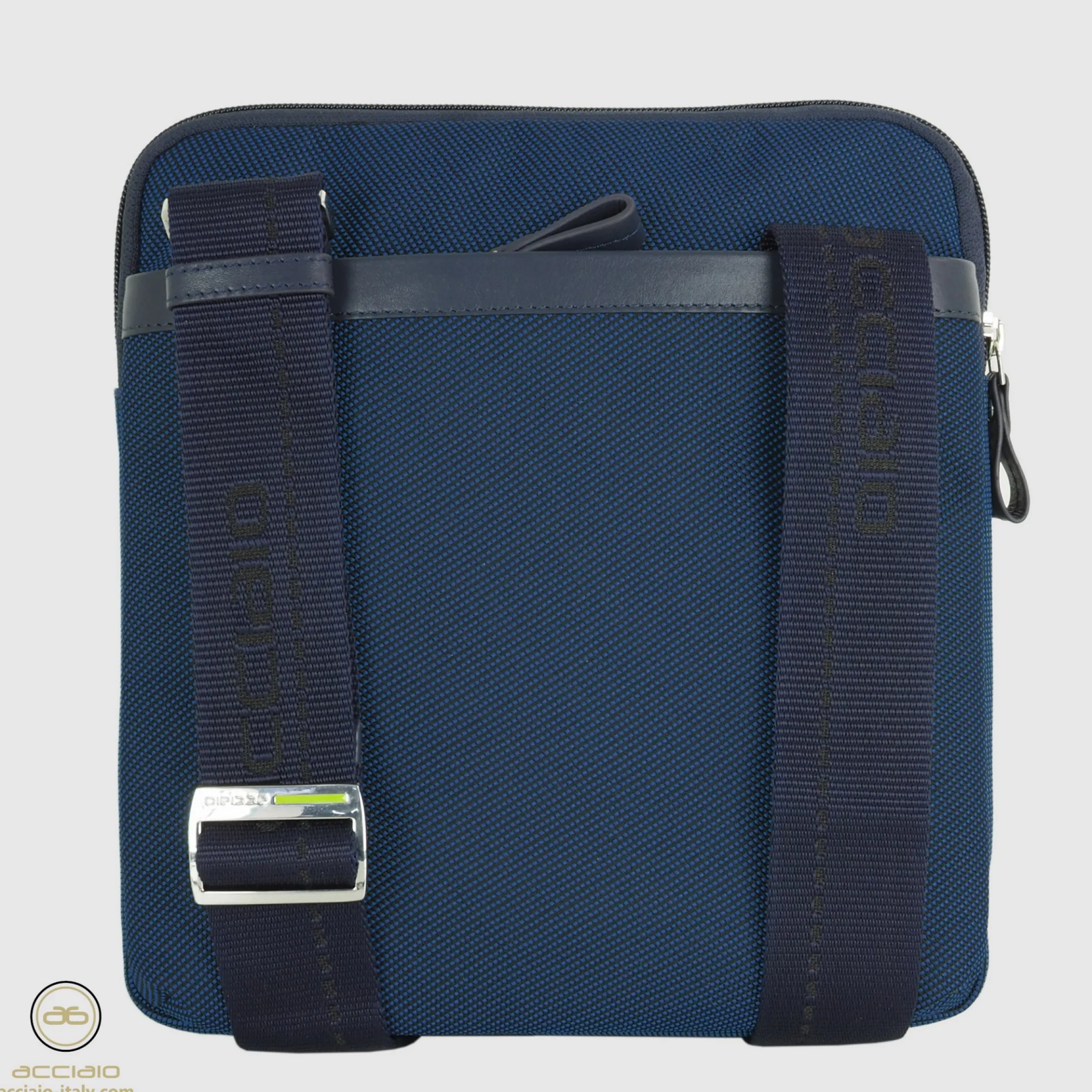 borsello_uomo_a_tracolla__3-33.webp Borsello uomo a tracolla Smash in tessuto e pelle Blu Navy