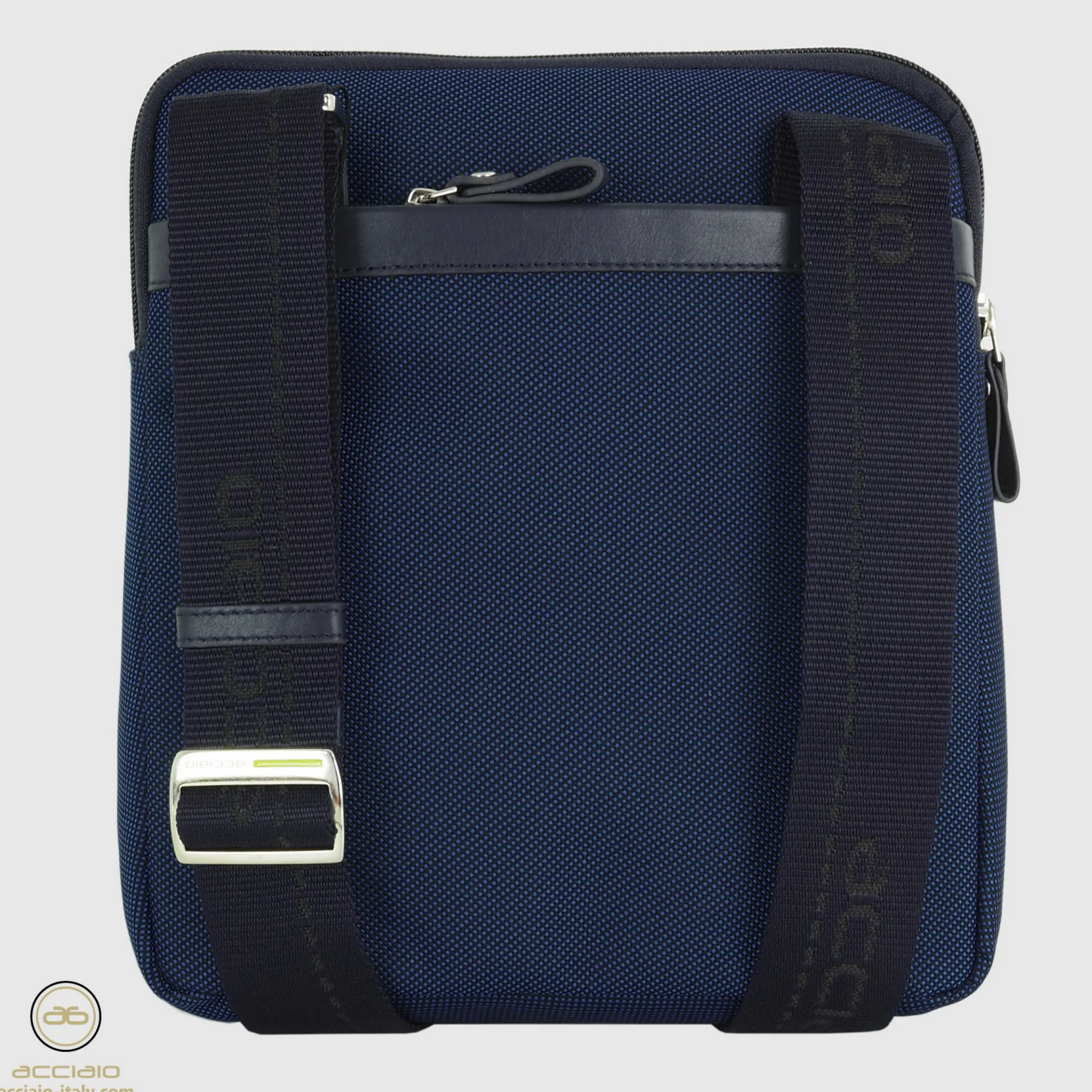 borsello_uomo_a_tracolla__3-8.webp Borsello uomo a tracolla Echo tessuto e pelle Blu Navy