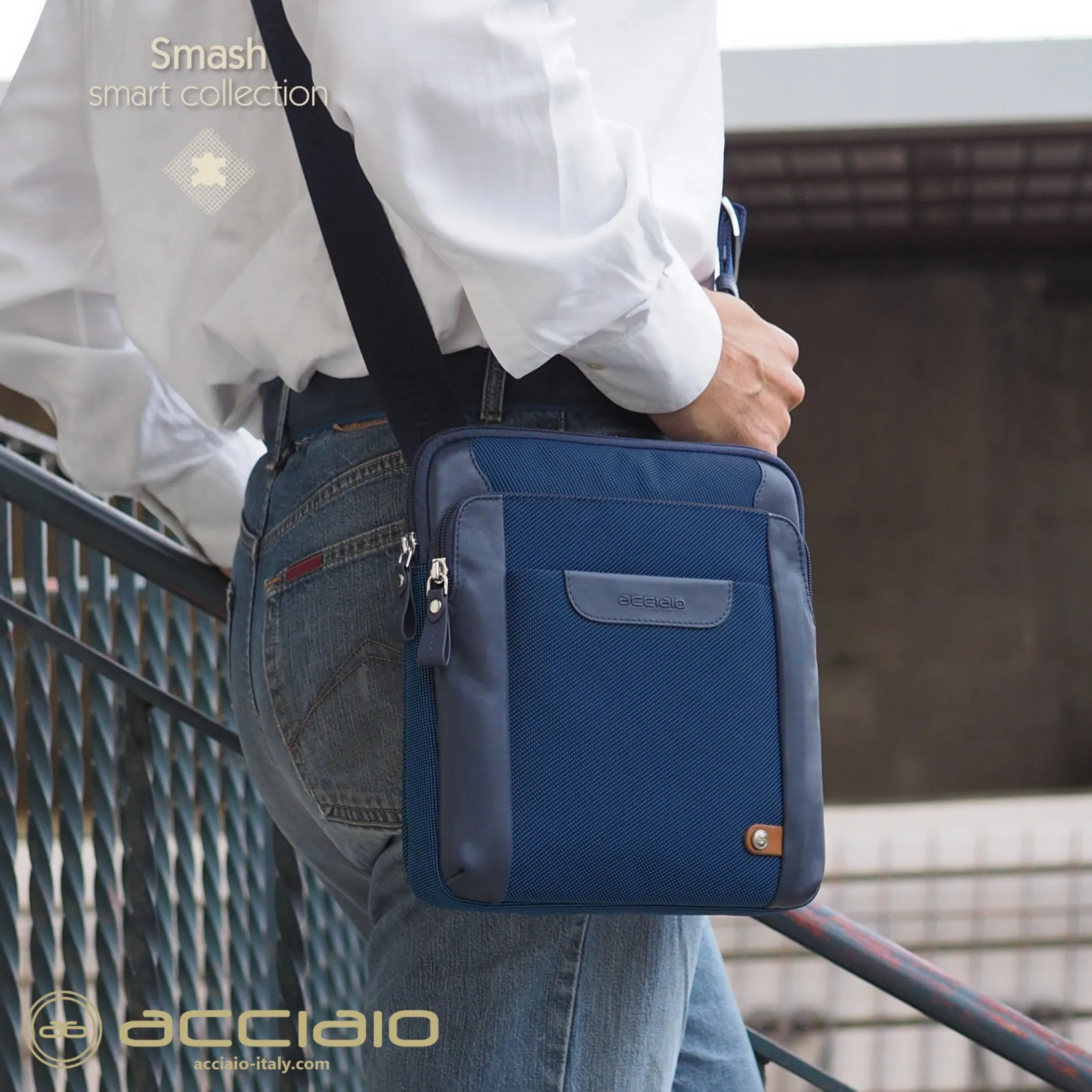 borsello_uomo_a_tracolla__5-33.webp Borsello uomo a tracolla Smash in tessuto e pelle Blu Navy
