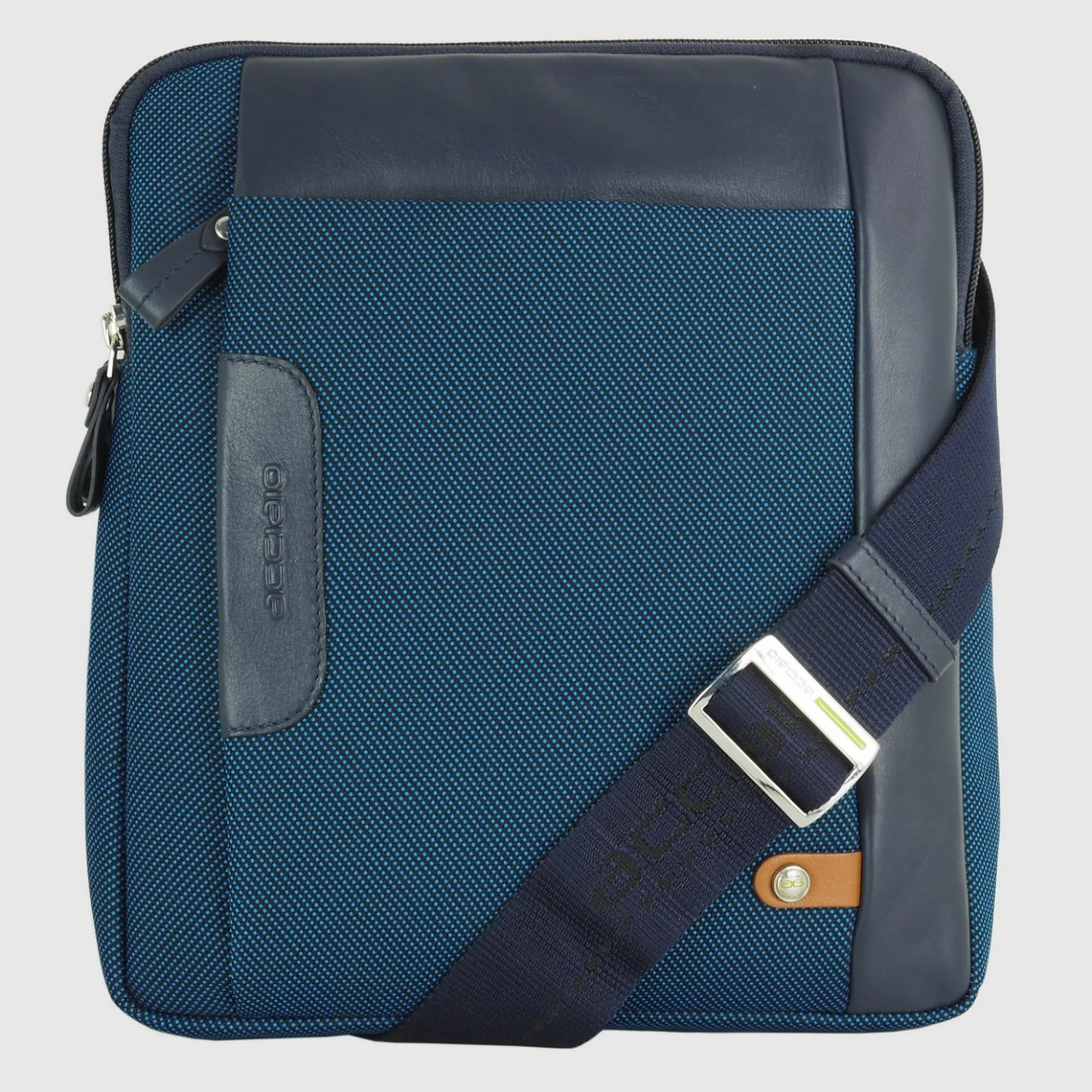 borsello_uomo_porta_ipad__0-3.webp Borsello uomo porta iPad doppio vano Fusion in tessuto e pelle Blu Cobalto