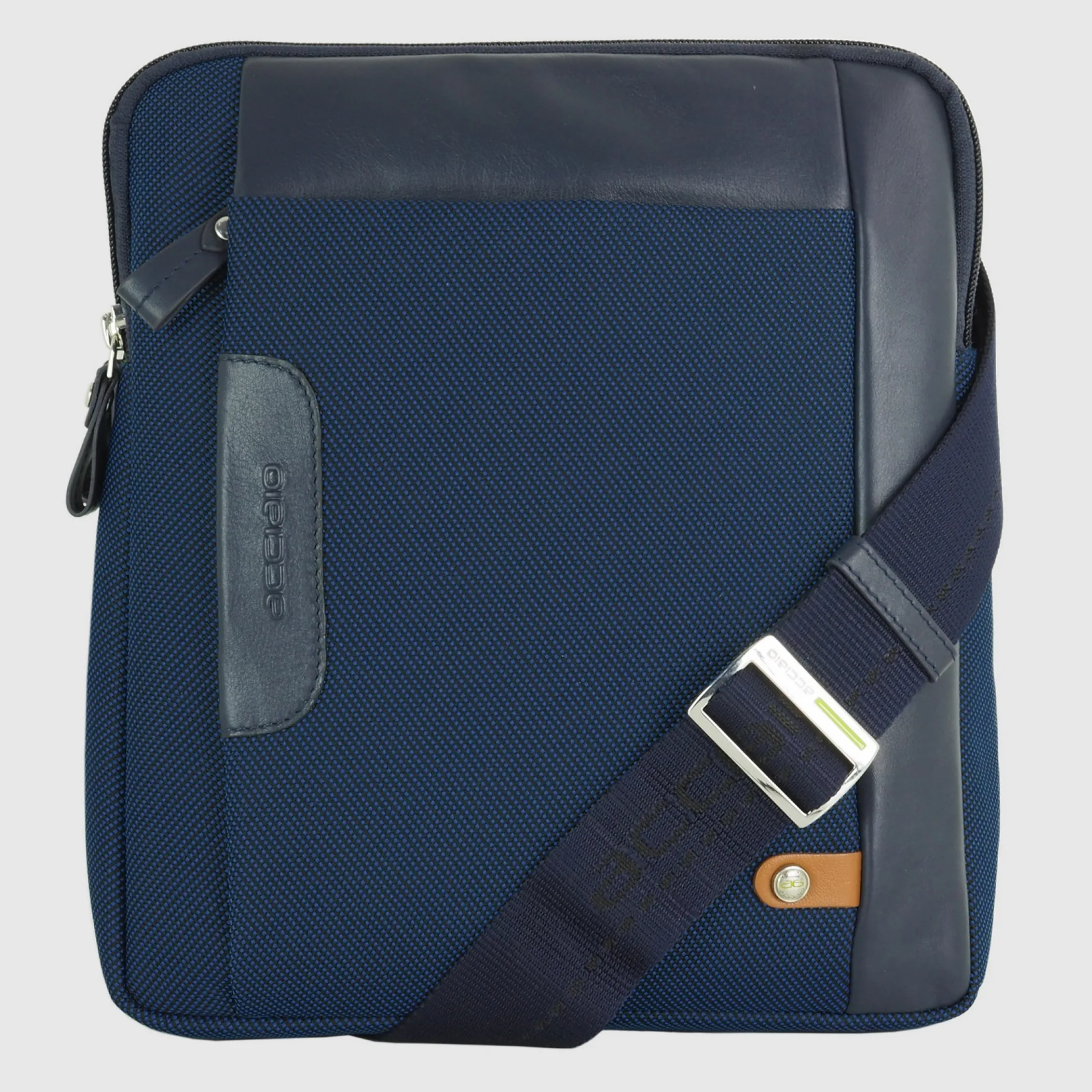 borsello_uomo_porta_ipad__0-4.webp Borsello uomo porta iPad doppio vano Fusion in tessuto e pelle Blu Navy