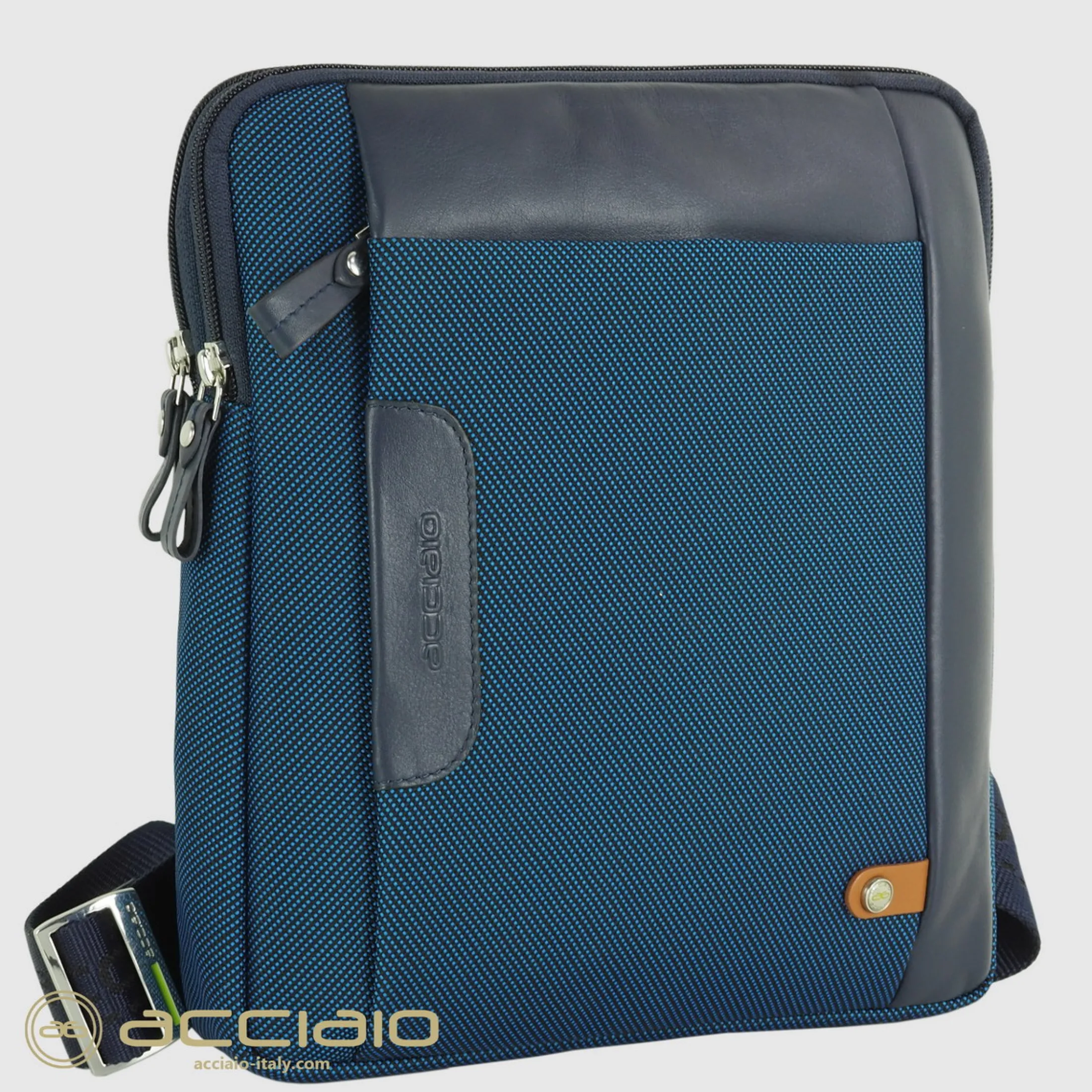 borsello_uomo_porta_ipad__1-3.webp Borsello uomo porta iPad doppio vano Fusion in tessuto e pelle Blu Cobalto
