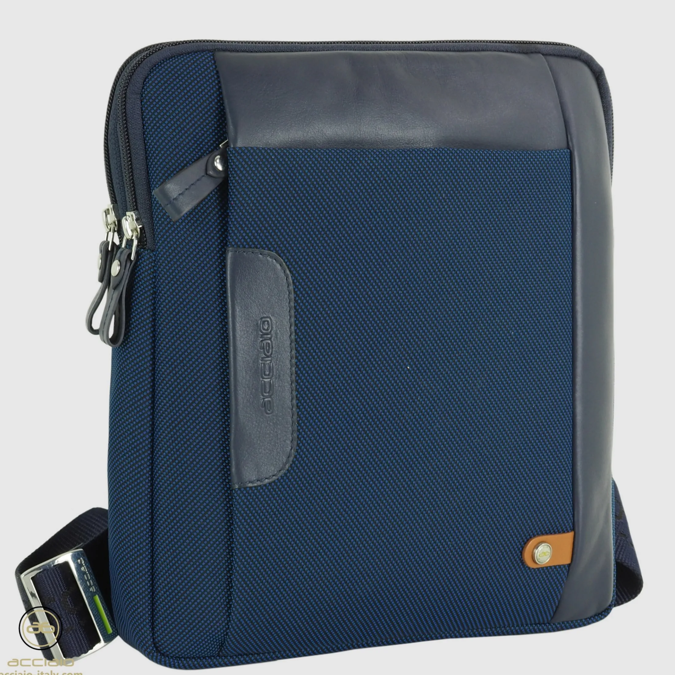 borsello_uomo_porta_ipad__1-4.webp Borsello uomo porta iPad doppio vano Fusion in tessuto e pelle Blu Navy