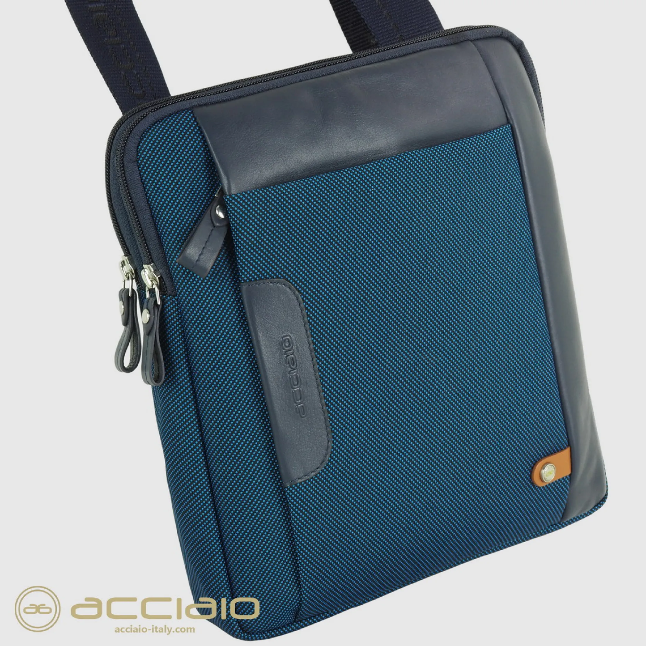 borsello_uomo_porta_ipad__2-3.webp Borsello uomo porta iPad doppio vano Fusion in tessuto e pelle Blu Cobalto