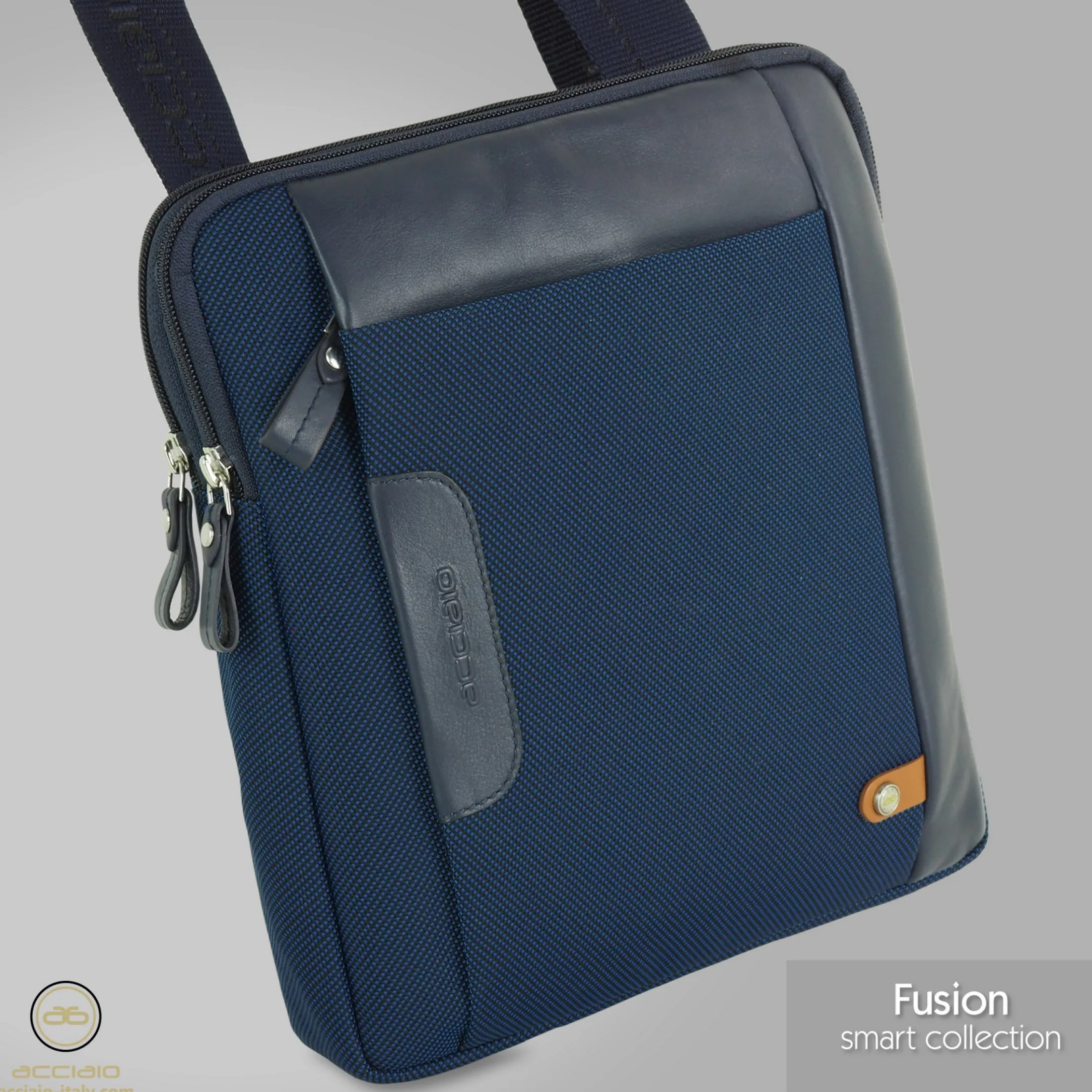 borsello_uomo_porta_ipad__2-4.webp Borsello uomo porta iPad doppio vano Fusion in tessuto e pelle Blu Navy