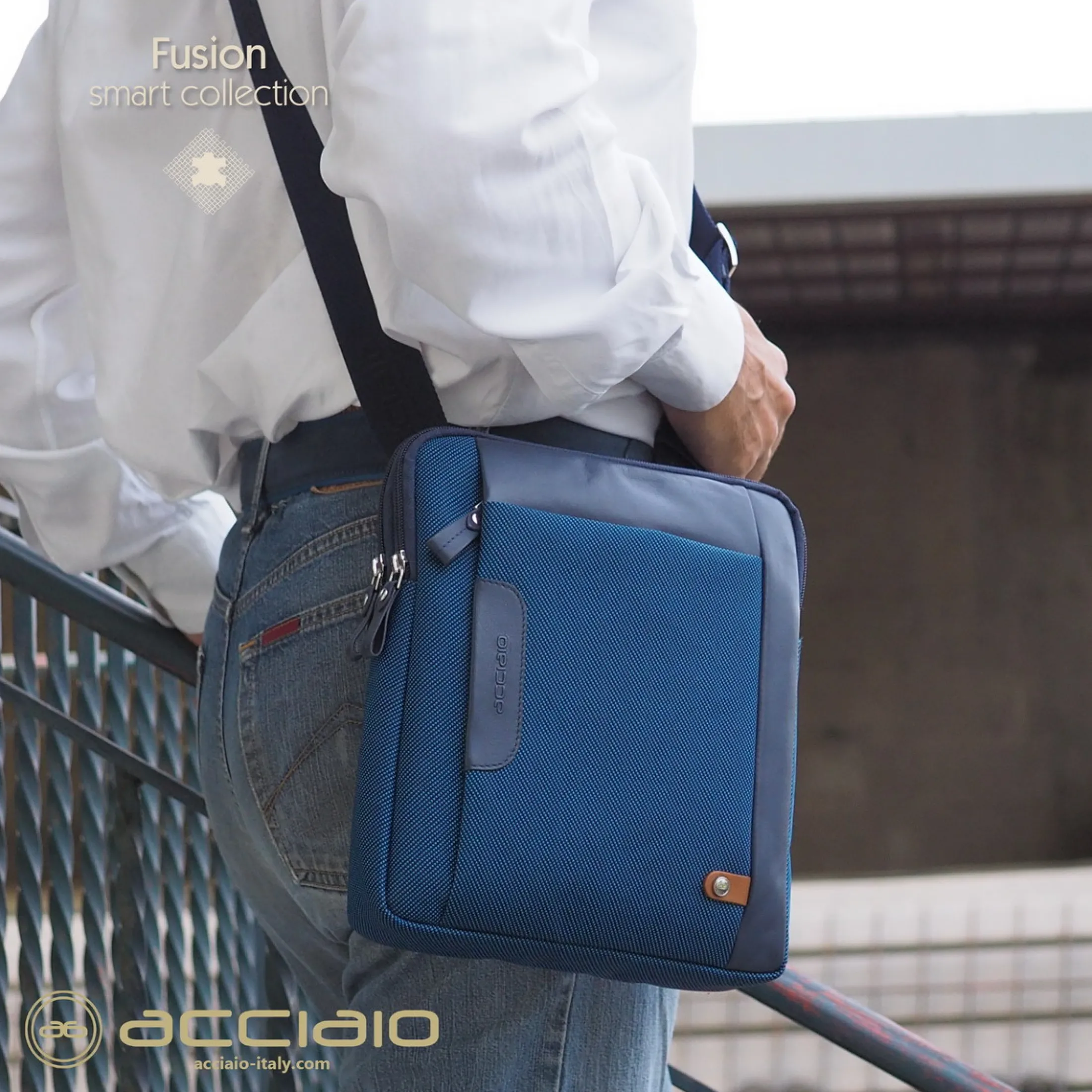 borsello_uomo_porta_ipad__5-3.webp Borsello uomo porta iPad doppio vano Fusion in tessuto e pelle Blu Cobalto