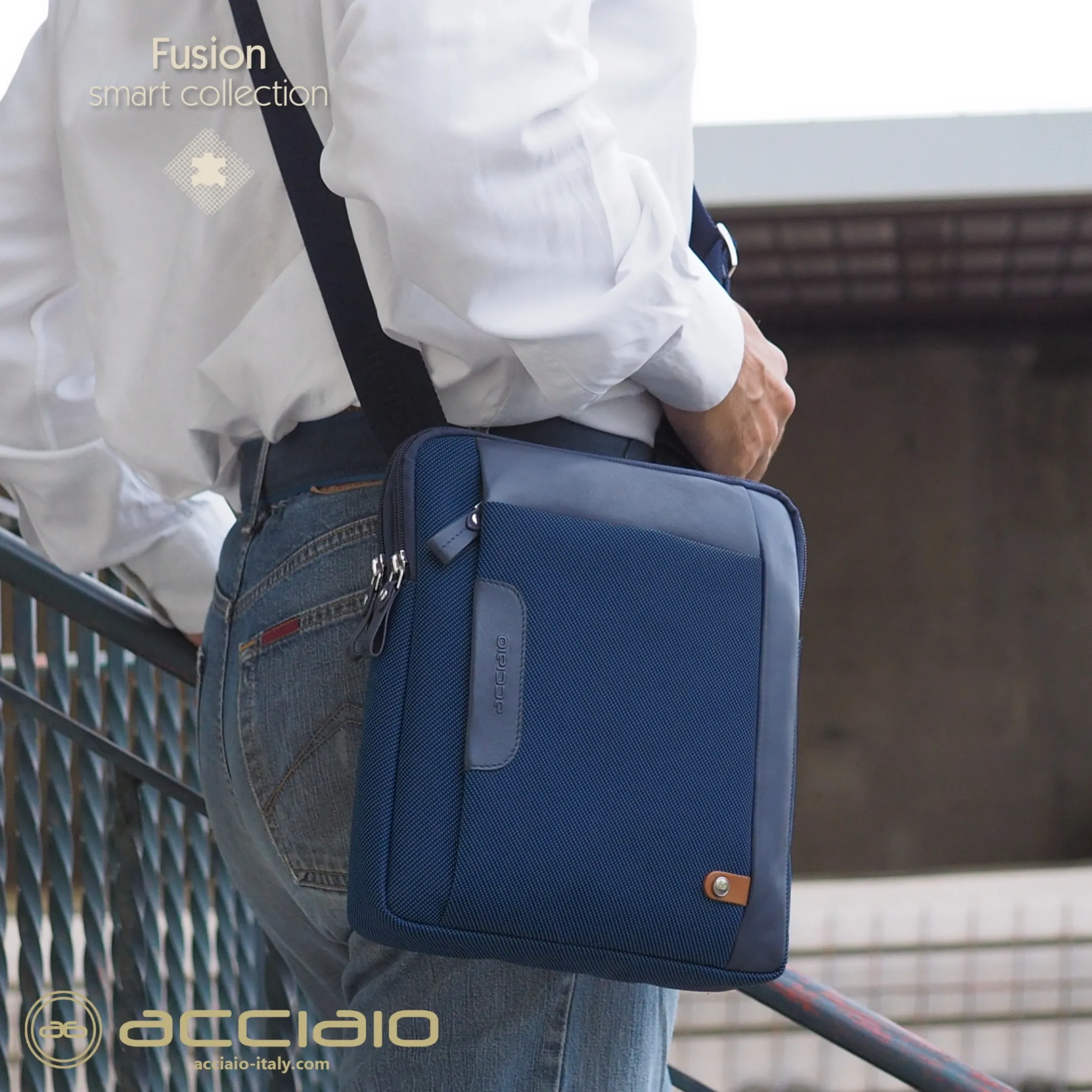 borsello_uomo_porta_ipad__5-4.webp Borsello uomo porta iPad doppio vano Fusion in tessuto e pelle Blu Navy